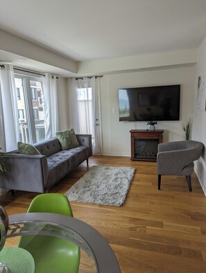 Flat-screen TV - Lakeside Retreat (Clarington)