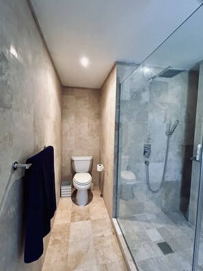 Douche, sĂšche-cheveux, serviettes fournies, savon