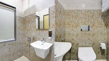 Classic Double or Twin Room | Bathroom | Free toiletries, towels