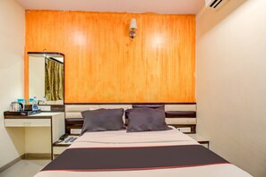 Standard Double Room | Free WiFi - OYO Collection O Golden Tulipz Boutique (Mumbai)