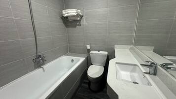 Camera Superior, non fumatori | Bagno | Set di cortesia gratuito, asciugacapelli, accappatoio, pantofole