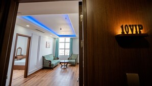Presidential Suite, City View | Living area | TV - Ngoc Thu Palace (Can Tho)