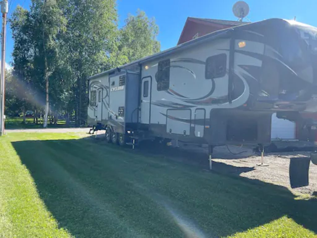 Stress Free Glamping Experience walking distance to the Alaska State Fair!
