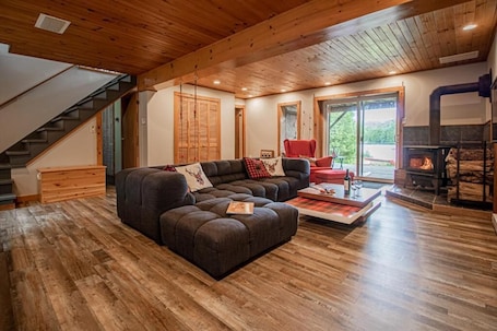 Living area. Peaceful Chalet on Pristine Lac de l'Abies in Labelle, QC. Dogs Welcome!