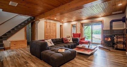 Peaceful Chalet on Pristine Lac de l'Abies in Labelle, QC. Dogs Welcome!