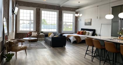Loft Apartment on Main Downtown - Sleeps 4