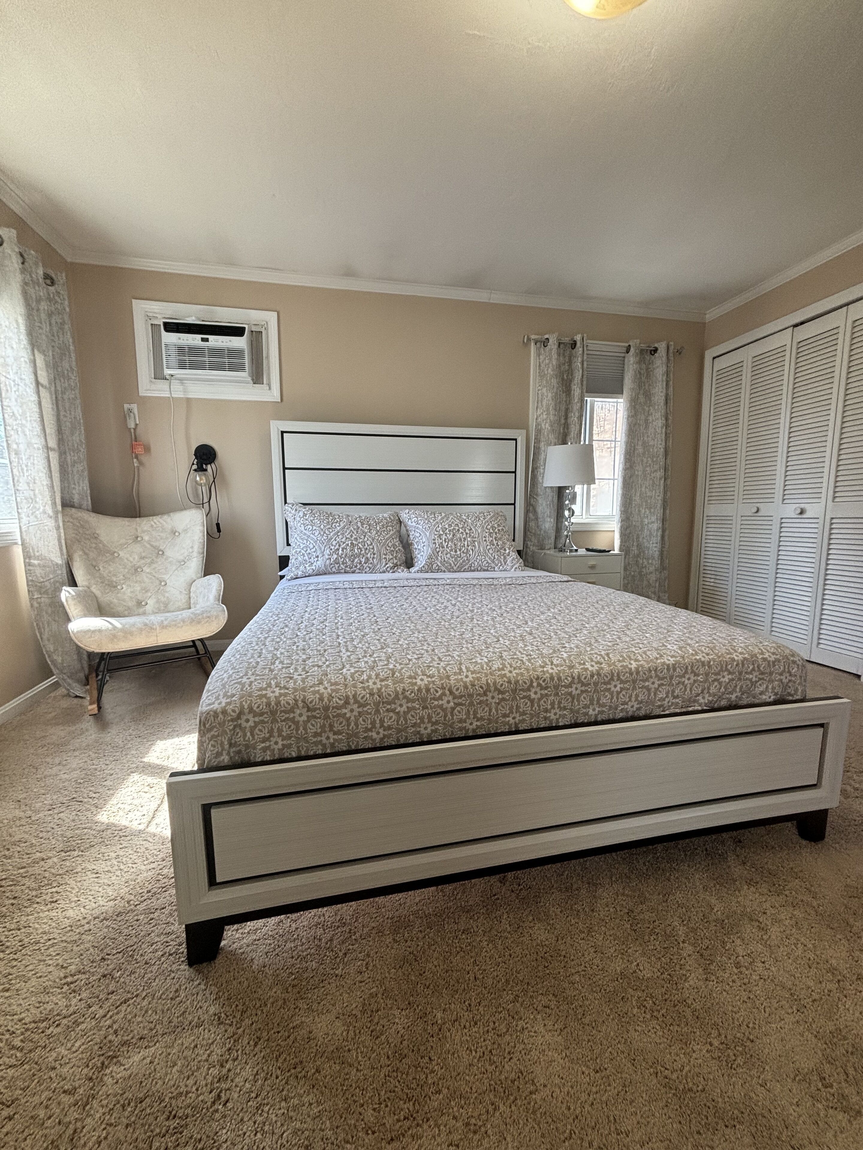 4 bedrooms, desk, iron/ironing board, travel cot