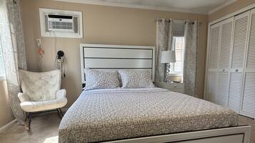 4 quartos, escrivaninha, ferros/tábuas de passar roupa, berço de viagem