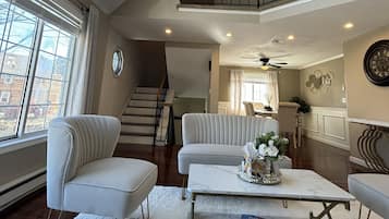 Smart TV, fireplace