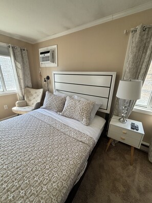 4 dormitorios, escritorio, tabla de planchar con plancha y cuna de viaje