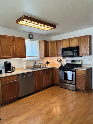 Fridge, microwave, oven, stovetop - Hook & Hunt - Colorado Activity Headquarter (Silt)