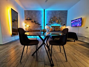 50-inch flat-screen TV with cable channels, Netflix, streaming services - Sky Studio By Paradox (Panama City)
