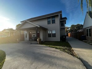 Exterior - Renovated Townhome near Cole Park and Downtown Corpus Christi (Corpus Christi)