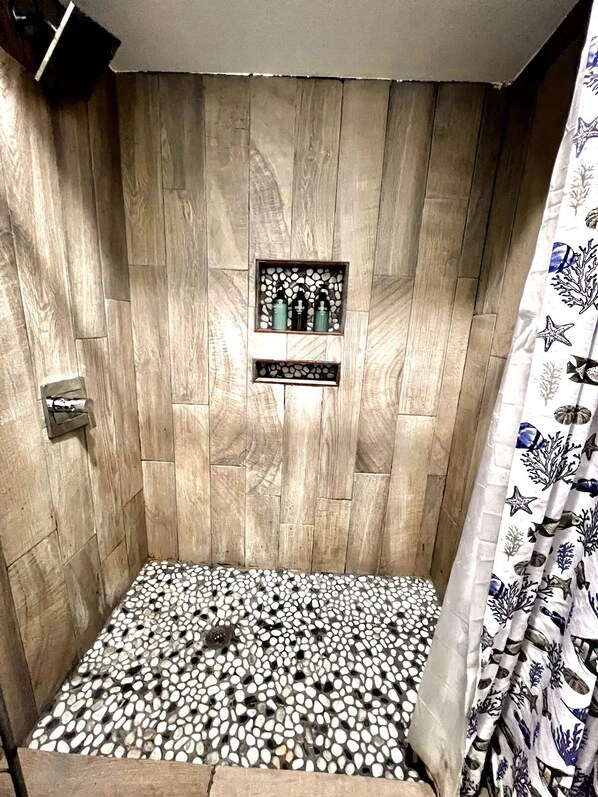 Hair dryer, towels, soap, shampoo - Renovated Townhome near Cole Park and Downtown Corpus Christi  (Corpus Christi)