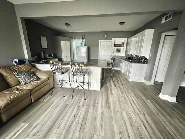 Living area - Renovated Townhome near Cole Park and Downtown Corpus Christi (Corpus Christi)