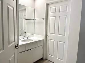 Soap, shampoo, toilet paper - Cozy ‘santorini themed’ apartment in l.a (Los Angeles)