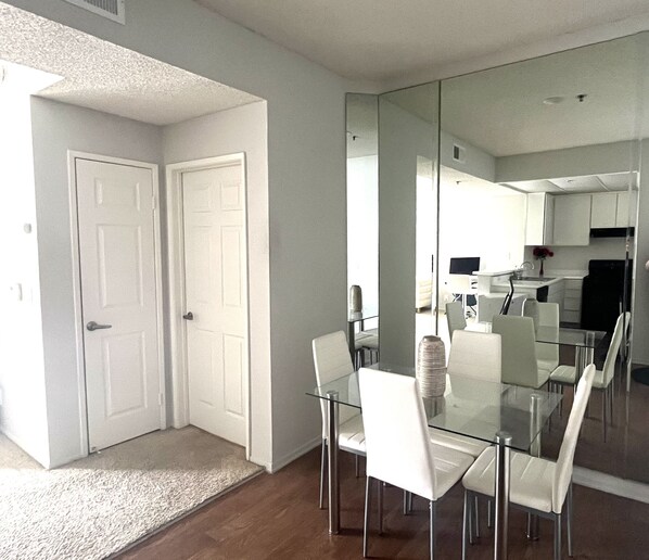 Dining - Cozy ‘santorini themed’ apartment in l.a (Los Angeles)