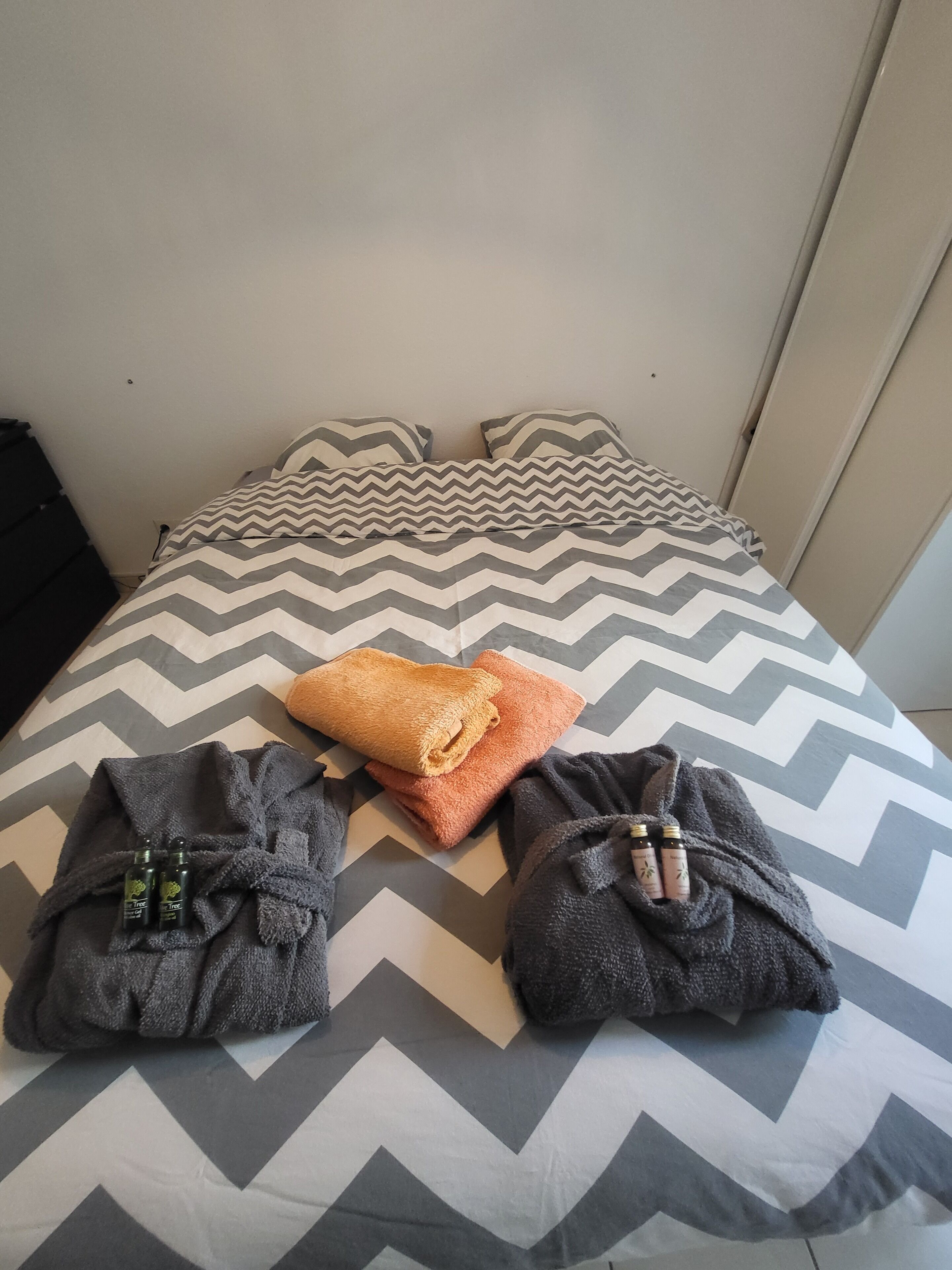 2 chambres, fer et planche à repasser, Wi-Fi gratuit, draps fournis