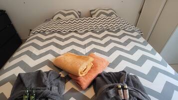 2 chambres, fer et planche à repasser, Wi-Fi gratuit, draps fournis