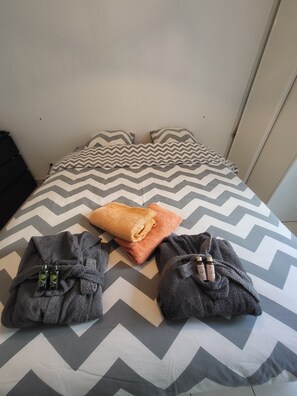 2 quartos, ferros/tábuas de passar roupa, Wi-Fi de cortesia