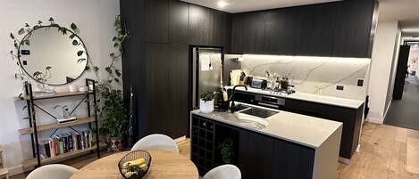 Frigorífico, microondas, horno y placa de cocina