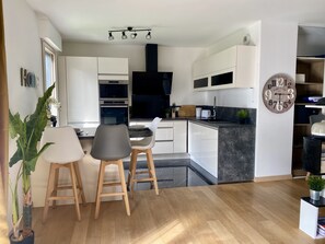 Fridge, microwave, oven, stovetop - Loft Industriel à Côté de La Défense et L'arena (Nanterre)