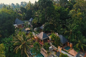 A tropical resort with multiple villas, a swimming pool, and lush greenery. - Kelusa Resort (Payangan)