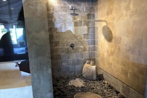 Exclusive Villa | Bathroom | Combined shower/bathtub, hydromassage showerhead, free toiletries - Kelusa Resort (Payangan)