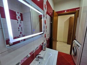 Een douche, een haardroger, handdoeken