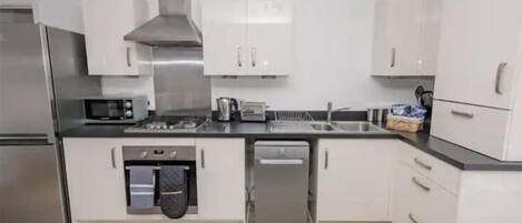 Frigorifero, microonde, forno, piano cottura