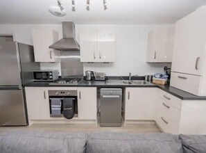 Fridge, microwave, oven, stovetop - 1 Bed Flat - Sleeps 2 - Parking - Wifi (Peterborough)