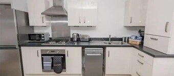 1 Bed Flat - Sleeps 2 - Parking - Wifi