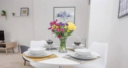 1 Bed Flat - Sleeps 2 - Parking - Wifi