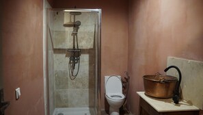 Een douche, handdoeken