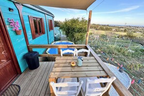 Outdoor dining - Chalet Sleeps 2 - Pool, Balcony, Mountain Views (Estepona)