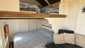 2 habitaciones, tabla de planchar con plancha, wifi y ropa de cama