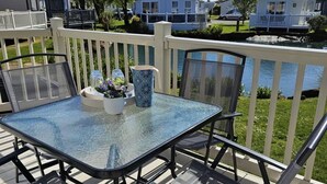 Outdoor dining - Premium Caravan - Sleeps 6 - Parking - Pool (Hunstanton)
