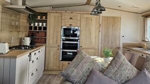 Fridge, microwave, oven, stovetop - Premium Caravan - Sleeps 6 - Parking - Pool (Hunstanton)