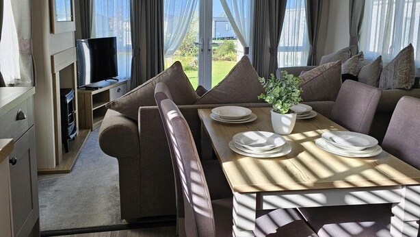 Dining - Premium Caravan - Sleeps 6 - Parking - Pool (Hunstanton)