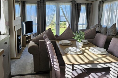Premium Caravan - Sleeps 6 - Parking - Pool