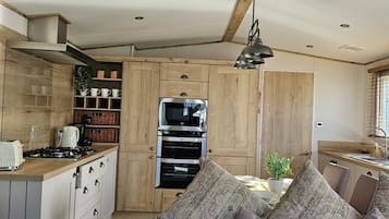 Køleskab, mikrobølgeovn, ovn, kogeplade