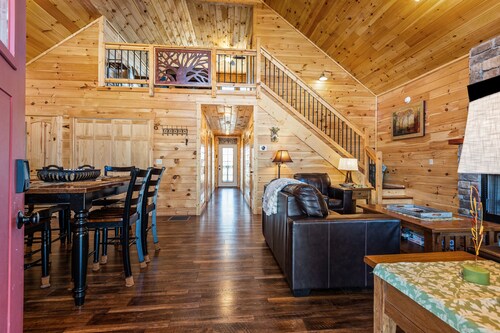 Ridge Top Cabin Retreat w/ Hot Tub & Game Room