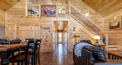 Ridge Top Cabin Retreat w/ Hot Tub & Game Room