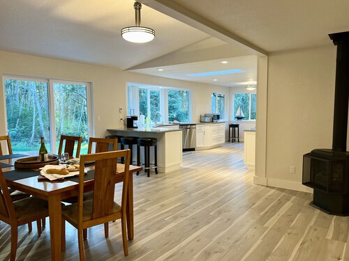 Private, spacious home surrounded by trees, Kitsap & Olympic Peninsulas getaway