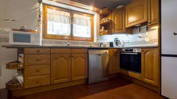 Een koelkast, een microgolfoven, een oven, een vaatwasser