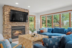 Smart TV, chimenea, videojuegos, mesa de ping pong