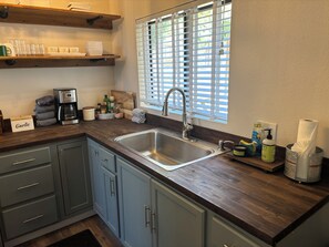 Fridge, oven, stovetop, coffee/tea maker - 3bed 2 bath rooftop patio, outdoor shower and pizza oven at Oak shores  (Bradley)