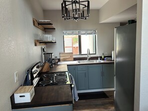 Kühlschrank, Ofen, Herdplatte, Wasserkocher mit Kaffee-/Teezubehör