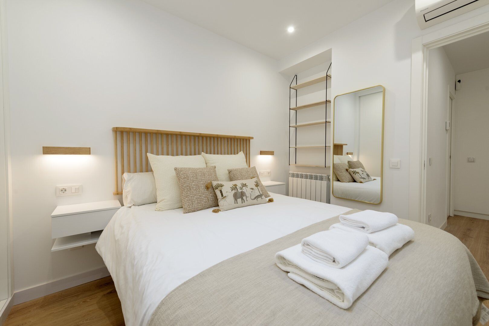 2 bedrooms, iron/ironing board, internet, bed sheets