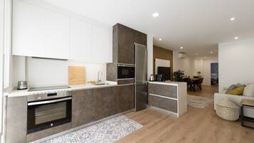 Een koelkast, een magnetron, een oven, een vaatwasser